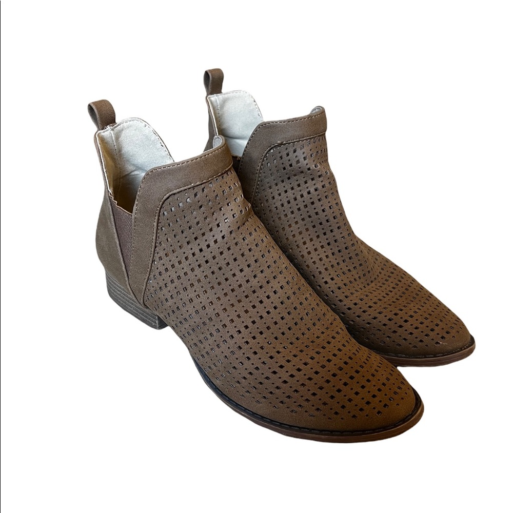 Restricted WOMANS SIZE 7 - booties